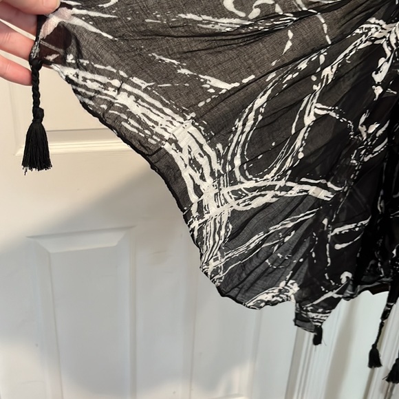 NWOT Layne Bryant Sheer black and white scarf w/ tassels. - Picture 3 of 4